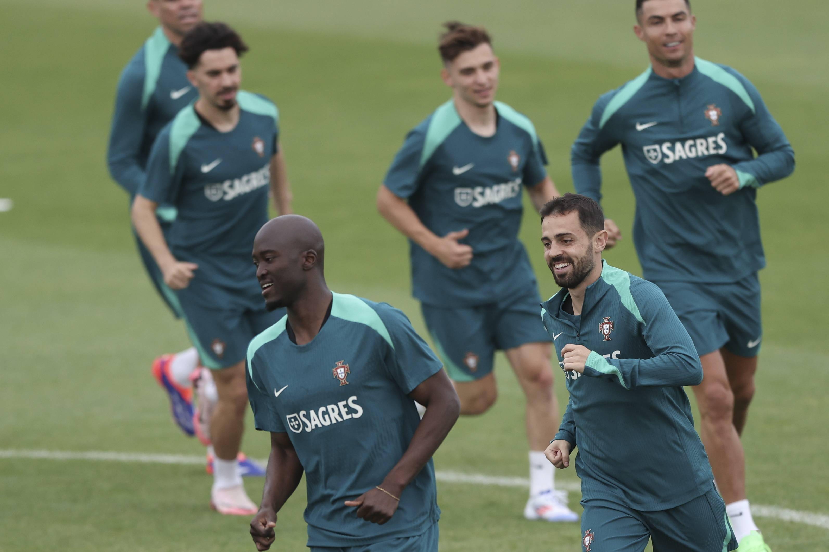 1xBit体育直播-欧洲足球顶级联赛球员争相角逐赛场风采