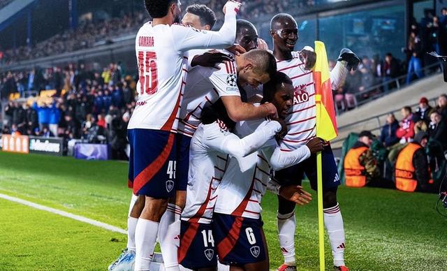 欧洲足球顶级联赛球员争相角逐赛场风采 欧洲足球顶级联赛球员争相角逐赛场风采