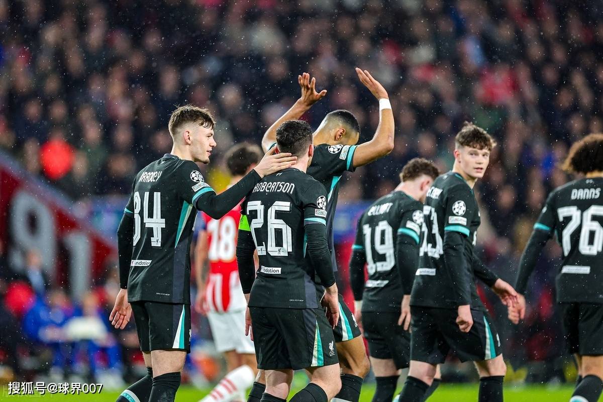 球队在欧冠比赛中展现出团队力量 球队在欧冠比赛中展现出团队力量