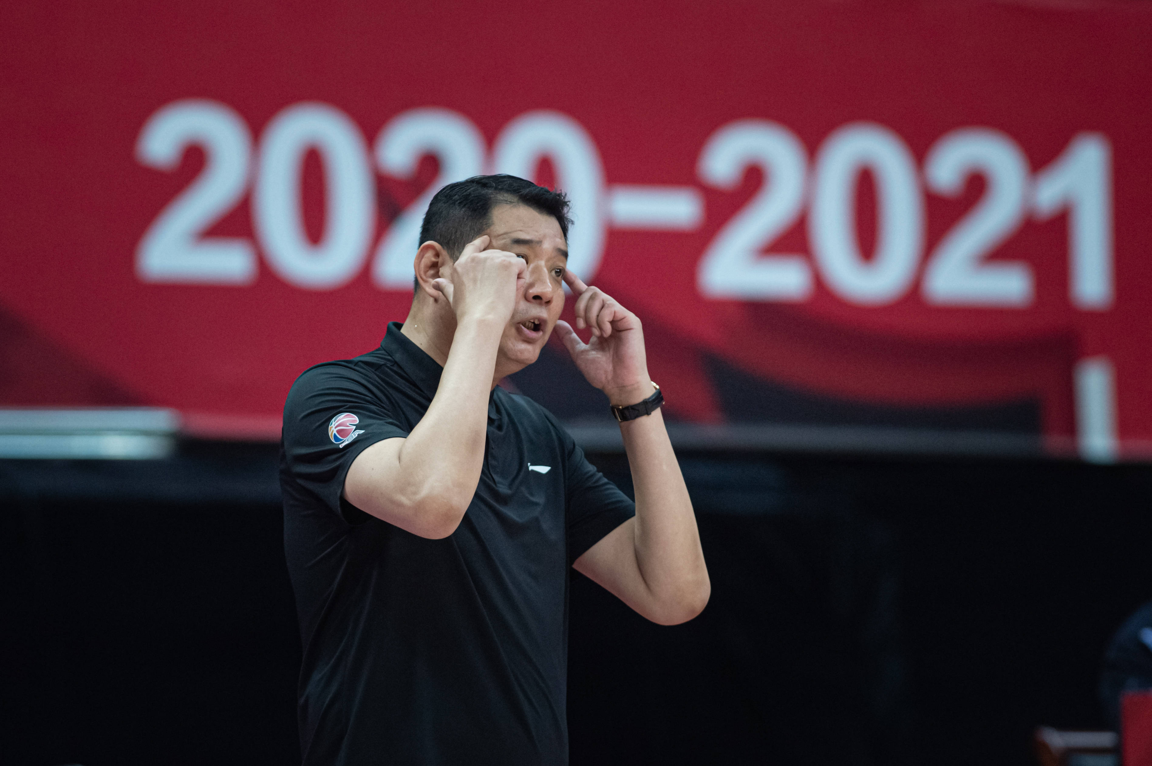 关于着名球星再次受伤球队需重新调整战术的信息