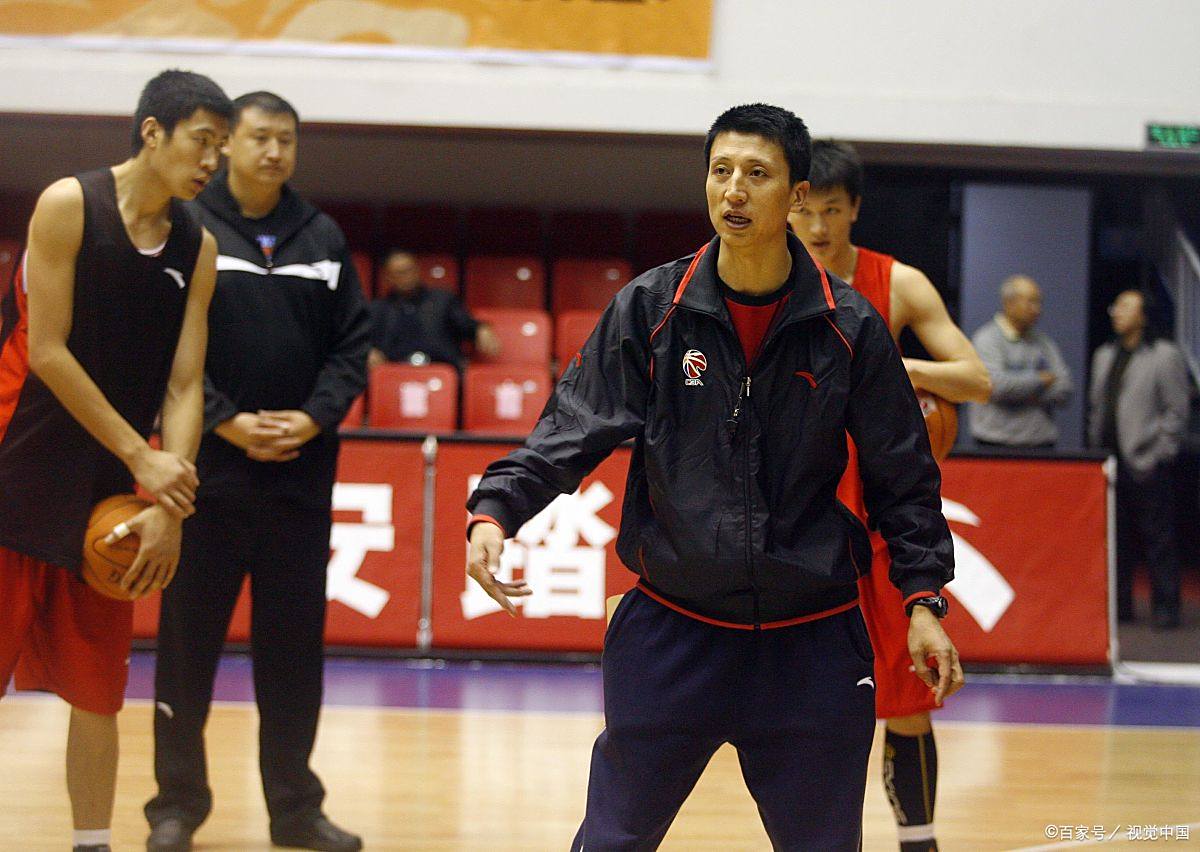 浙江男篮队员私下研讨比赛战略,欲改变走势 浙江男篮队员私下研讨比赛战略,欲改变走势