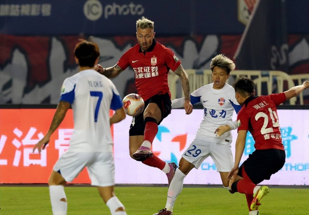 亚泰遭遇客场惨败，保级形势愈发严峻