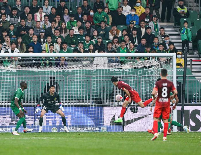 柏林赫塔球员接受训练,力争保持良好状态 柏林赫塔球员接受训练,力争保持良好状态