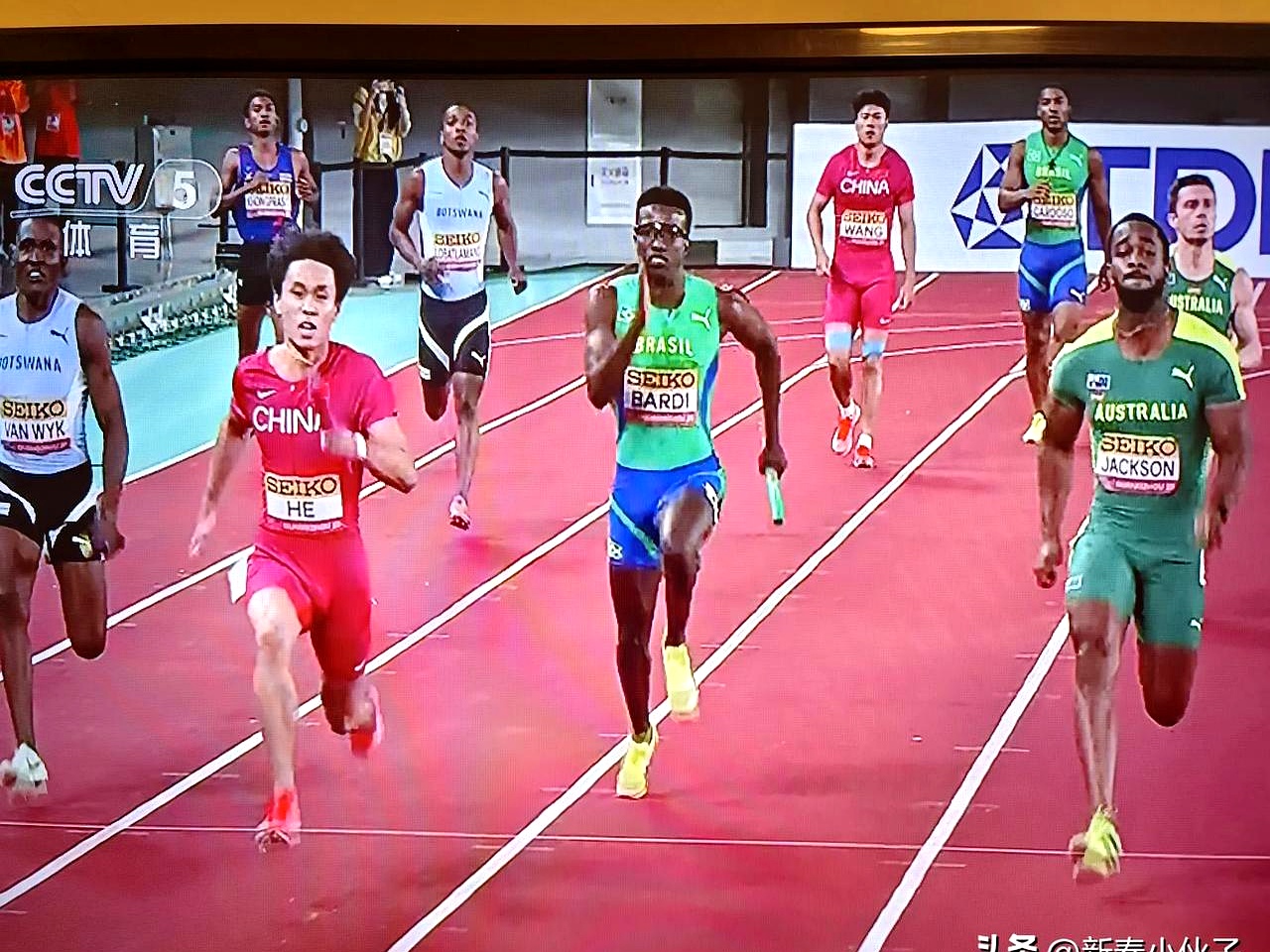 热情洋溢的比赛现场，球员们尽情奔跑拚搏的简单介绍