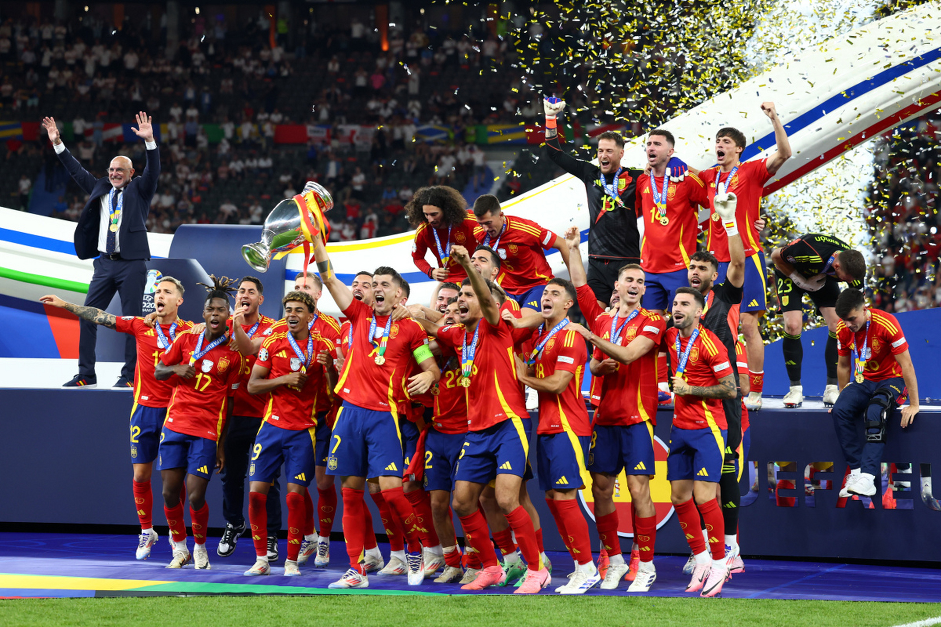 包含精彩的比赛在欧洲球场上演，紧张的局势引人注目的词条