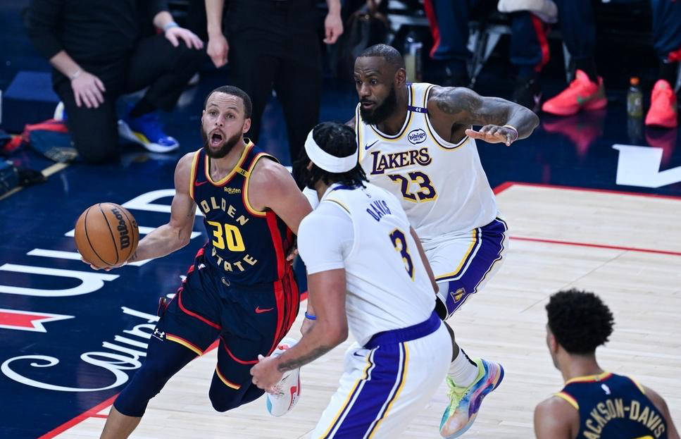 1xBit体育官网-湖人队主场告捷，取得关键胜利