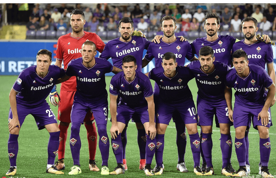 佛罗伦萨队员在球场上发挥出色