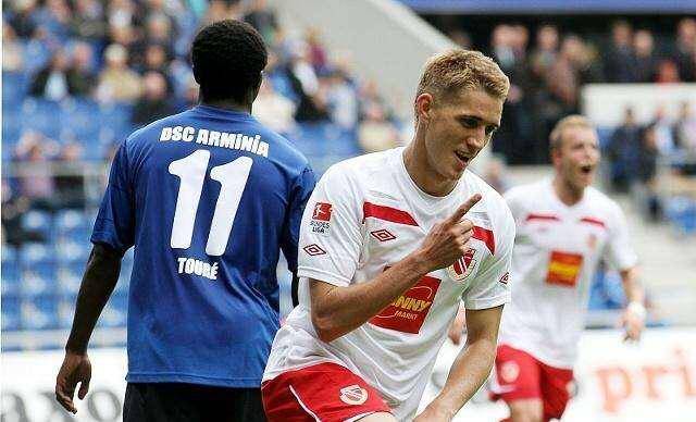 东西亚队集体发力,追逐胜利 东西亚队集体发力,追逐胜利